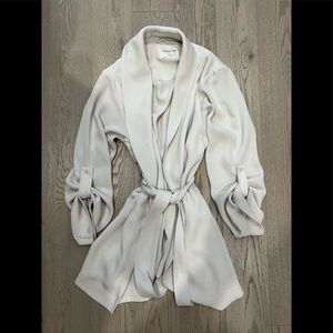 Short Khalo robe / Aritzia. In light beige